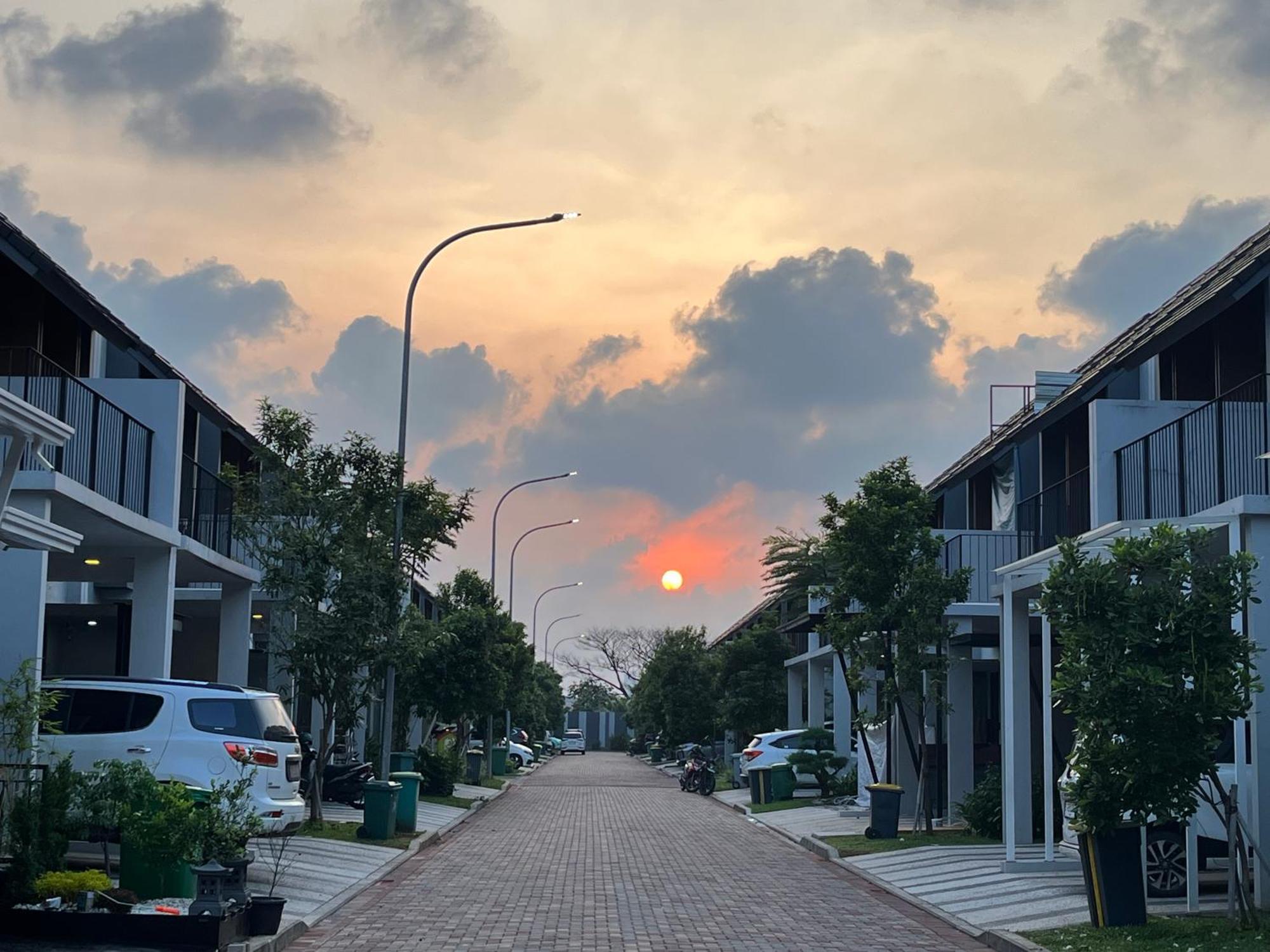 2 Floor Cozy House In Wisteria Jakarta Garden City ภายนอก รูปภาพ